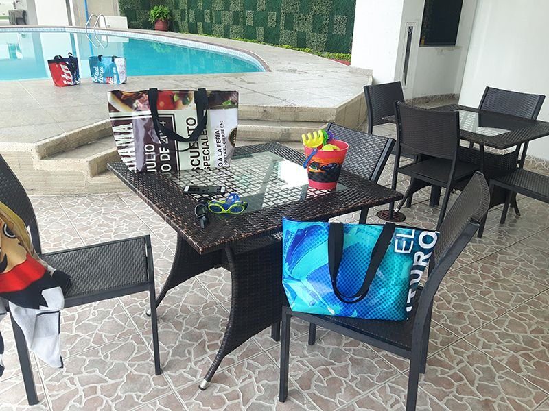Bolsos Tortu Design en la piscina